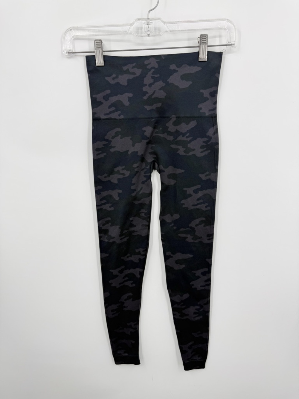 Spanx Look At Me Now Seamlessโ Leggings in a gray green camouflage XS